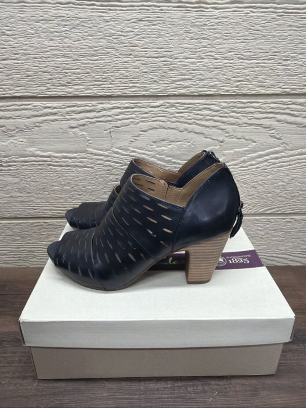 Clarks Artisan Okena Sass Black Leather Laser Cut Booties Women's Shoes 8.5m